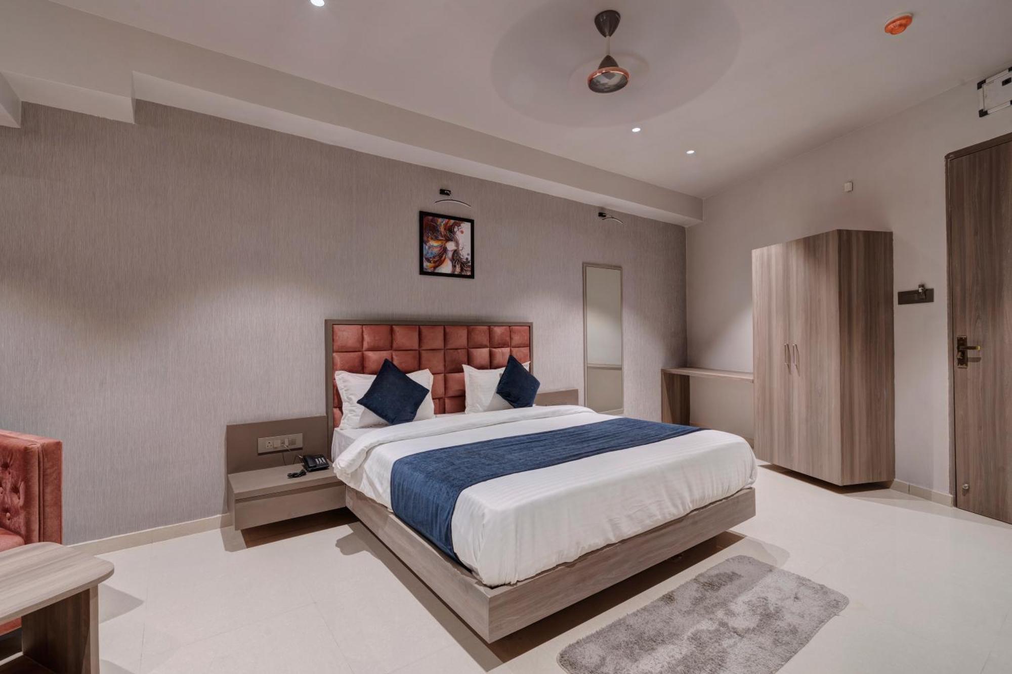Hotel Sparsh Divine Ahmedabad Exterior photo