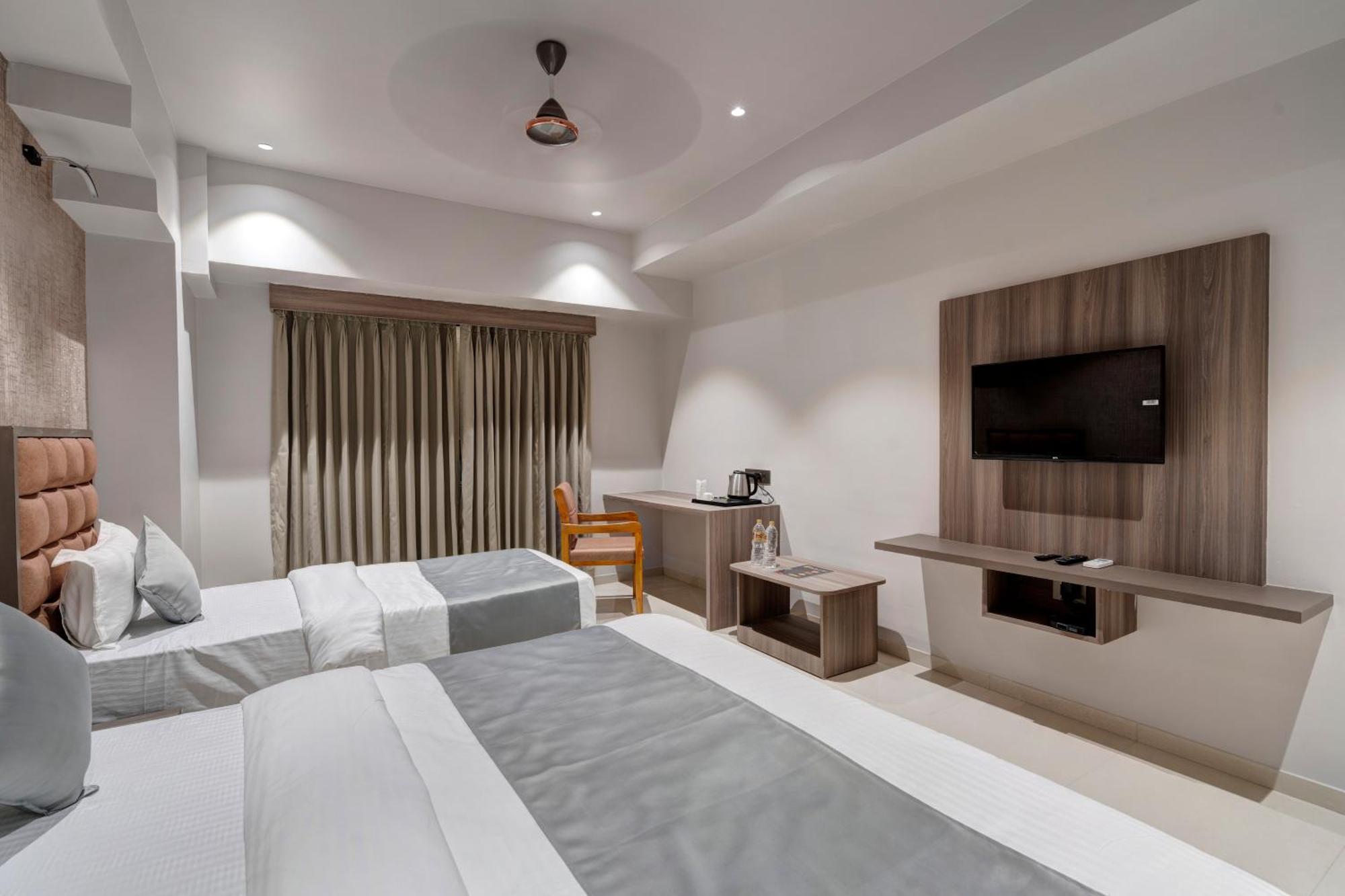 Hotel Sparsh Divine Ahmedabad Exterior photo