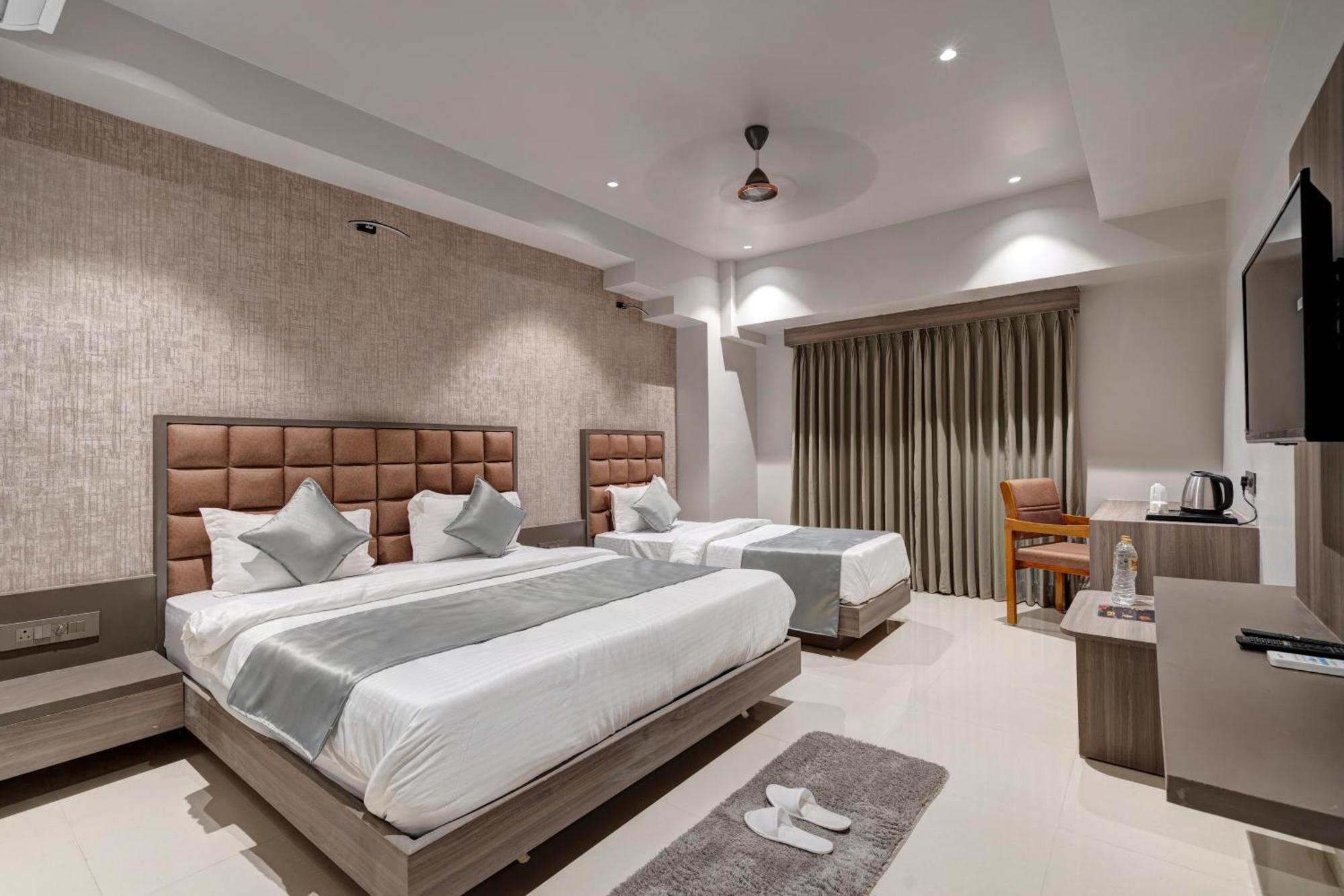 Hotel Sparsh Divine Ahmedabad Exterior photo
