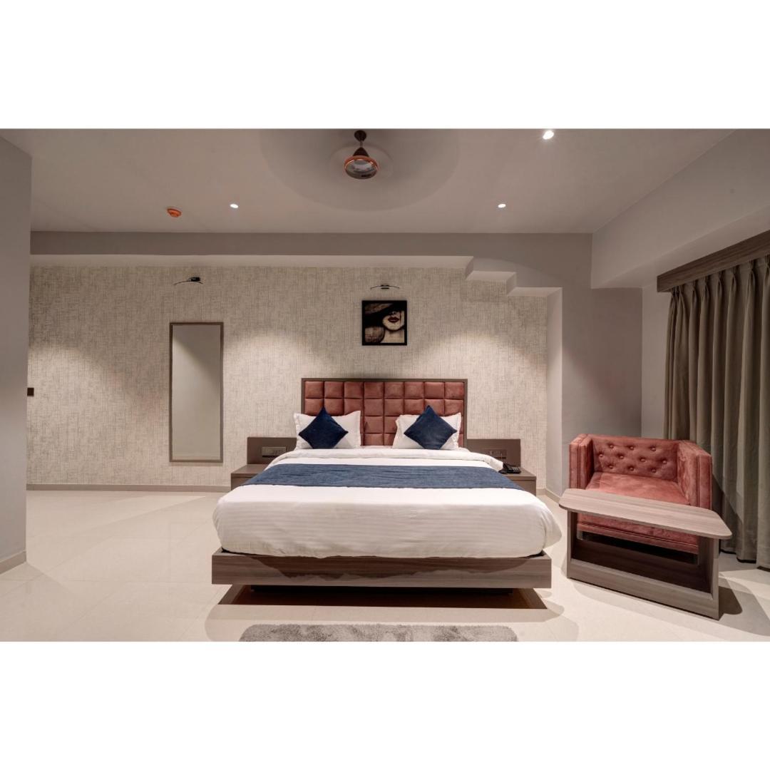 Hotel Sparsh Divine Ahmedabad Exterior photo
